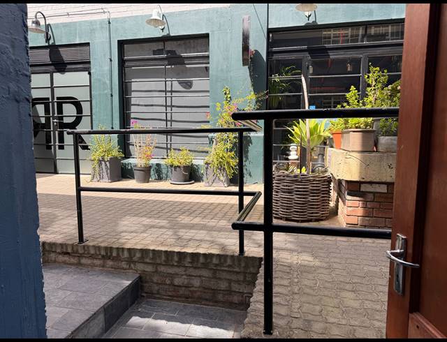 180M² BUILDING TO LET IN WOODSTOCK